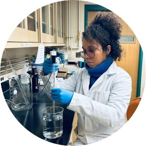 A photo of Jessica Barbosa Oliveira performing lab work 